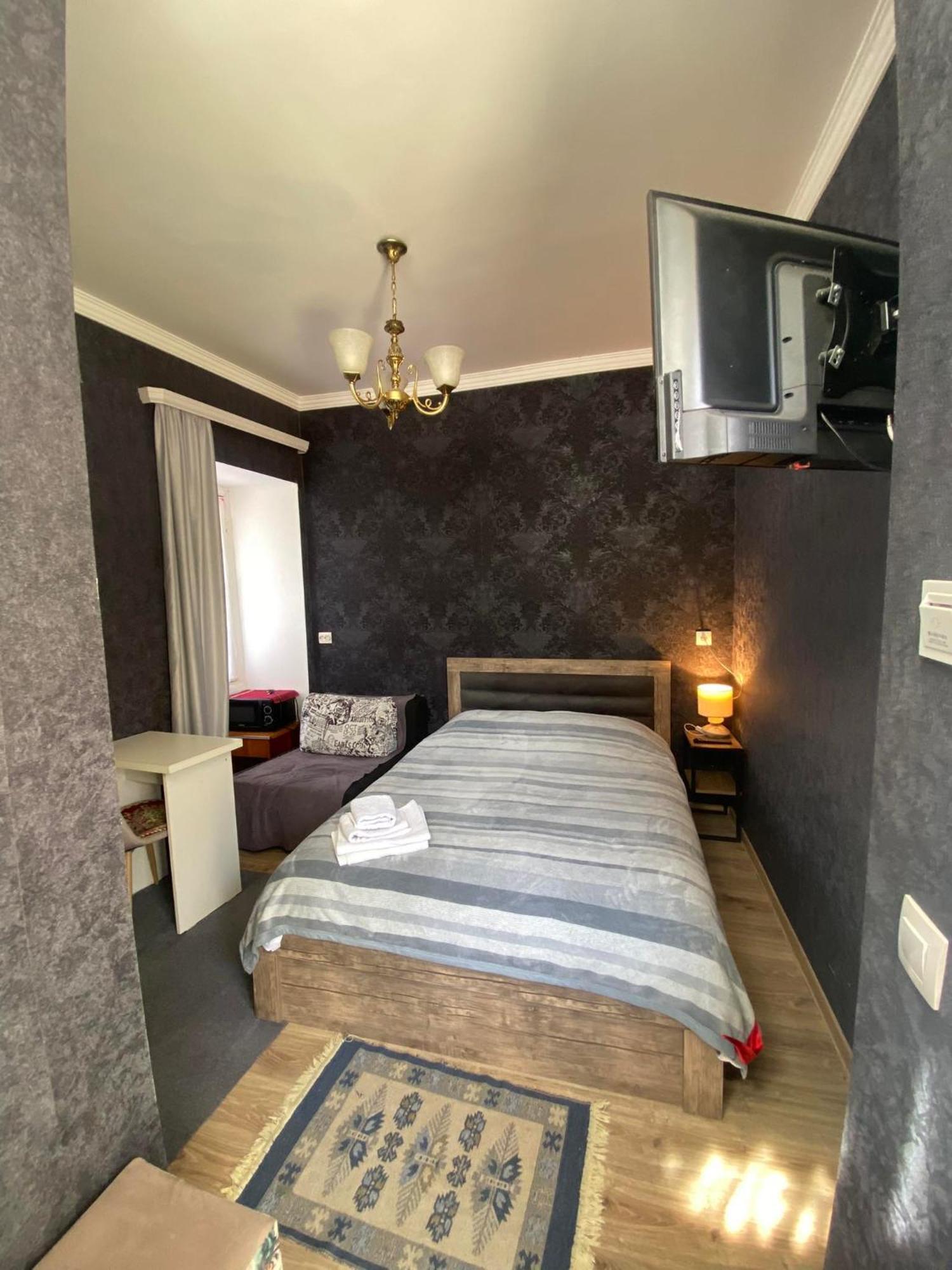 Family Apartment In Avlabari Tbilisi Bagian luar foto