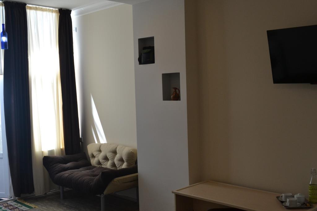 Family Apartment In Avlabari Tbilisi Bagian luar foto