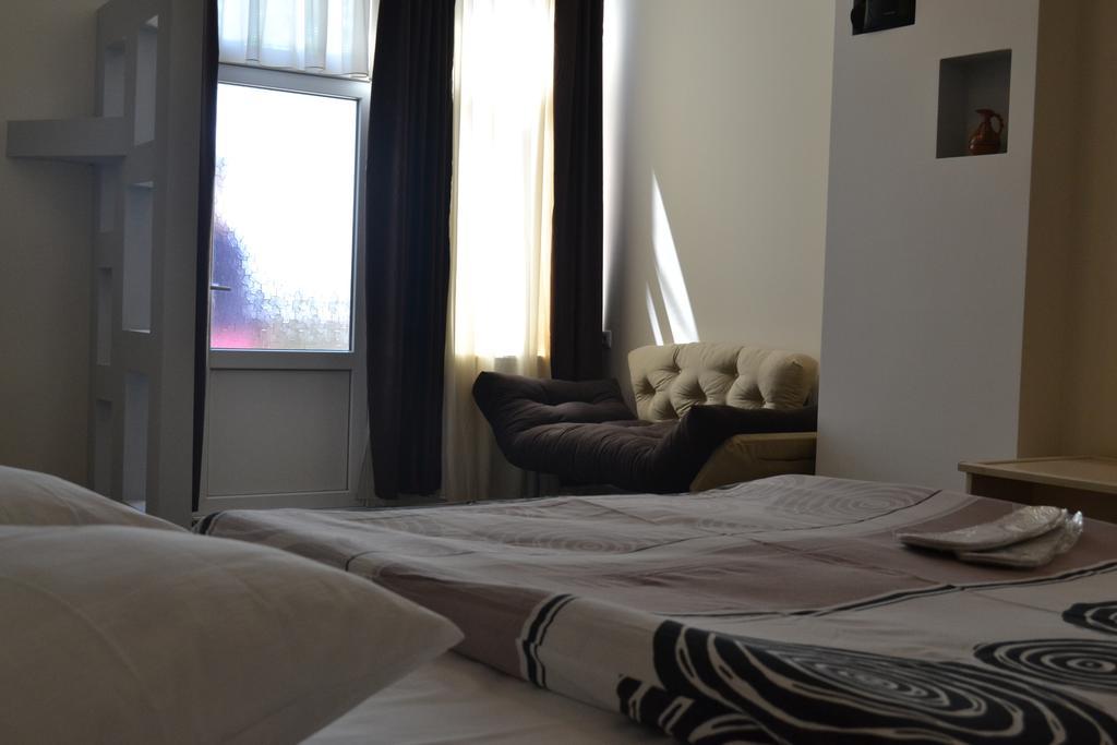Family Apartment In Avlabari Tbilisi Bagian luar foto