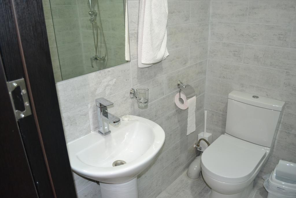 Family Apartment In Avlabari Tbilisi Bagian luar foto