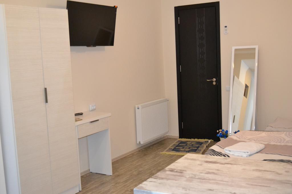 Family Apartment In Avlabari Tbilisi Bagian luar foto