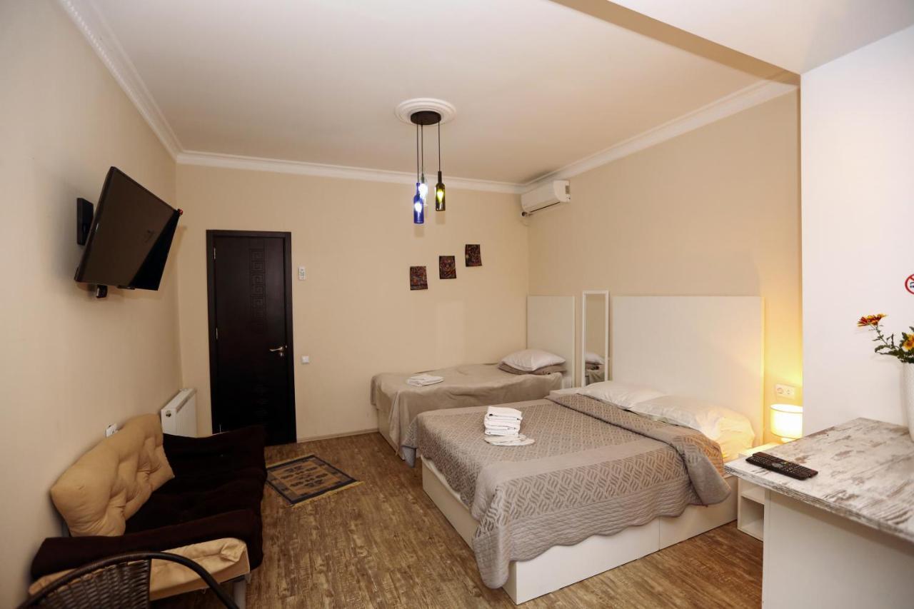 Family Apartment In Avlabari Tbilisi Bagian luar foto