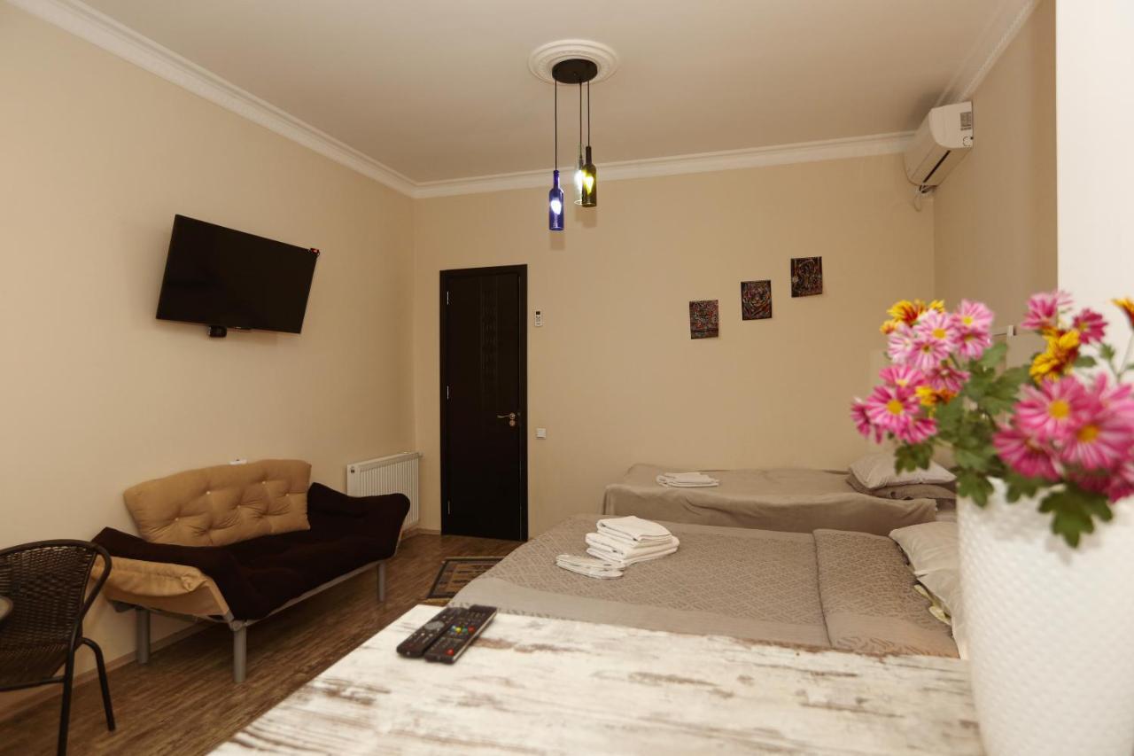 Family Apartment In Avlabari Tbilisi Bagian luar foto