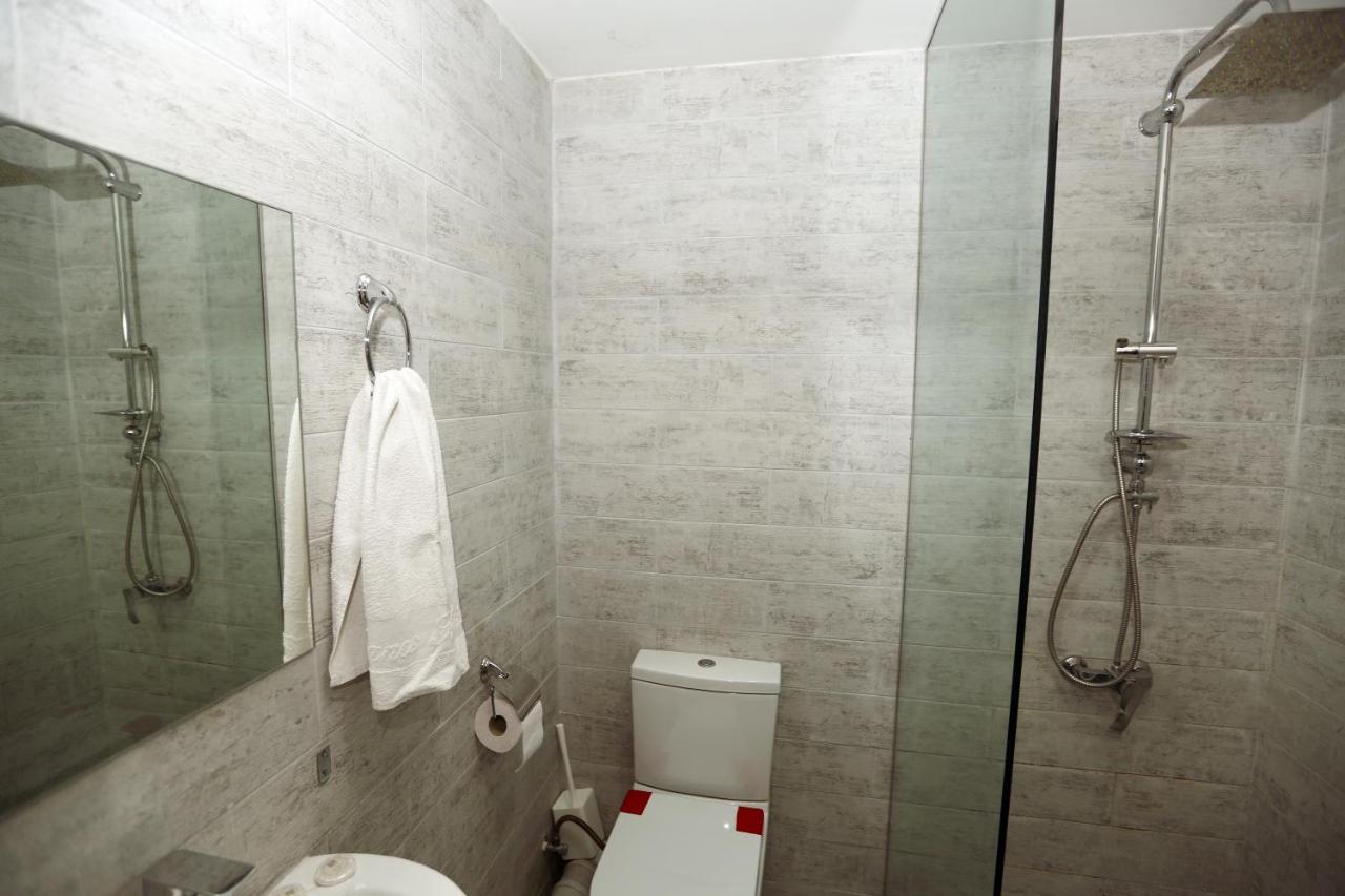 Family Apartment In Avlabari Tbilisi Bagian luar foto